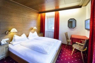 3_hotel_strolz_mayrhofen_schlafzimmer1.jpg
