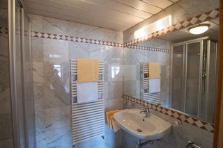 6_pension_strolz_bichlbach_badezimmer.jpg