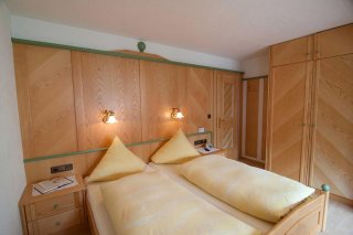 2_pension_strolz_bichlbach_schlafzimmer.jpg