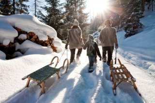 familie-schlittenfahren_Tiroler_Zugspitz_Arena_UWiesmeier.jpg