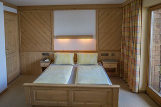 2_pension_strolz_bichlbach_schlafzimmer.jpg