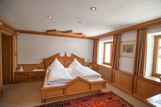 1_pension_strolz_bichlbach_doppelbettzimmer.jpg