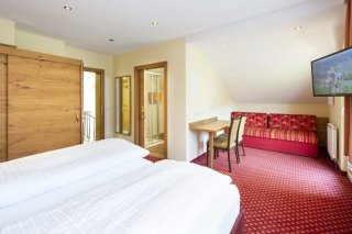 2_hotel_strolz_mayrhofen_schlafzimmer.jpg